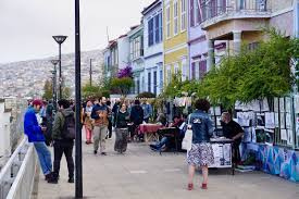 What are the most common languages spoken in Valparaíso