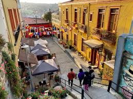 How do I connect with local communities in Valparaíso