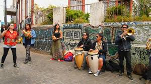 How do I find street performances in Valparaíso